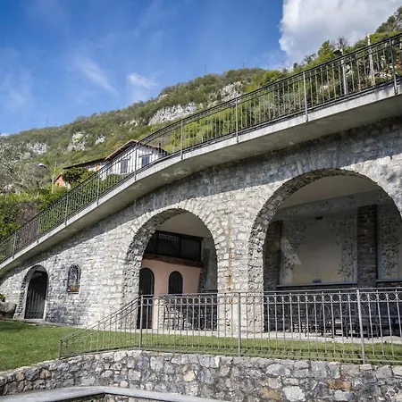 Anna Enchanting View On Isola Comacina *