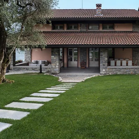 Anna Enchanting View On Isola Comacina *